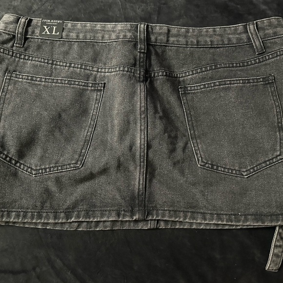 Source Unknown Black Denim Mini Skirt with Cargo Pockets - Picture 2 of 2